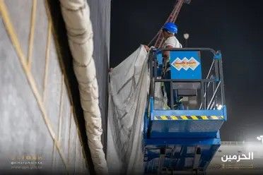 الخليج اليوم .. رفع ستار الكعبة المشرفة استعداداً للحج
