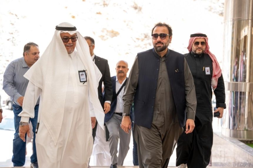 صور.. وصول طلائع حجاج باكستان إلى مكة ورحلات تستقبلهم بالهدايا