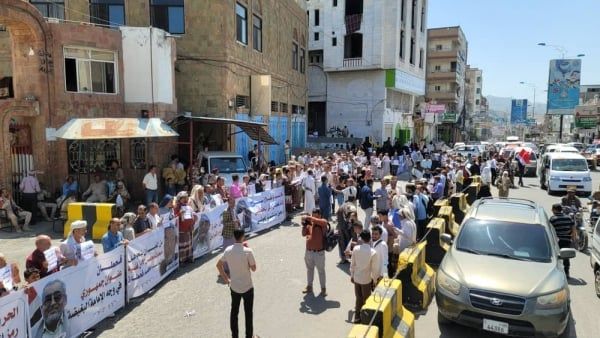 تعز.. وقفة تندد باستمرار مليشيات الحوثي اختطاف وإخفاء السياسي "محمد قحطان"