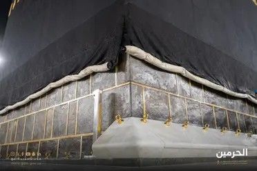 الخليج اليوم .. رفع ستار الكعبة المشرفة استعداداً للحج