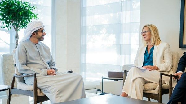 عبدالله بن زايد يلتقي سيغريد كاج ويبحثان آليات تعزيز الاستجابة الإنسانية للمدنيين في غزة