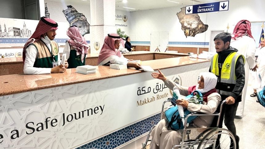 "الشؤون الإسلامية " توزع المطبوعات والكتب الإرشادية على الحجاج