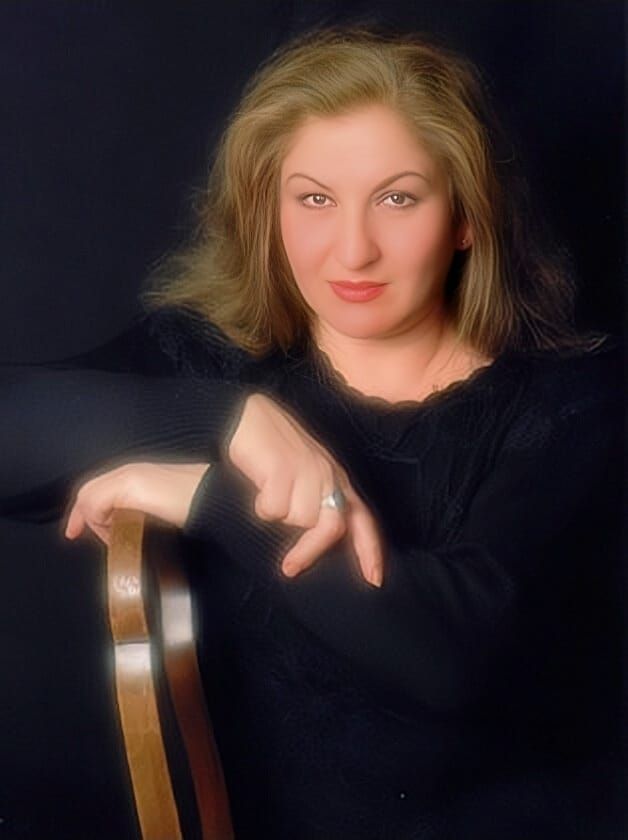 الرسامة والشاعرة مها بيرقدار الخال مكرّمَة في لبنان وحفيدتها نيكول مفاجأة كتابها الجديد