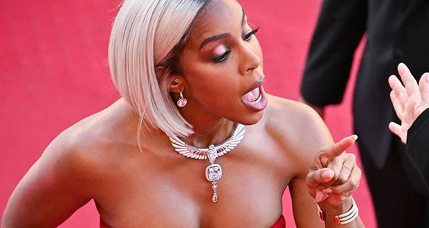 كيلي رولاند تردّ بعد جدل توبيخها حارسة الأمن في مهرجان كان