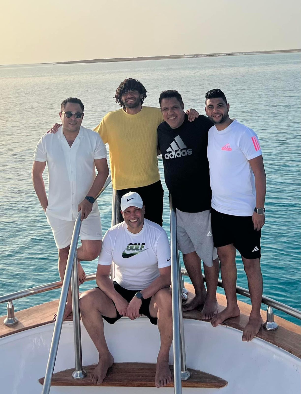 محمد النني يقضى الإجازة برفقة والده وأصدقائه بالغردقة.. صورة