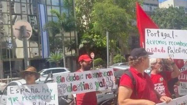 إسرائيليون يحتفلون أمام سفارة إسبانيا لاعترافها بالدولة الفلسطينية