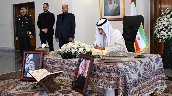 نهيان بن مبارك يقدم واجب العزاء في وفاة الرئيس الإيراني ومرافقيه