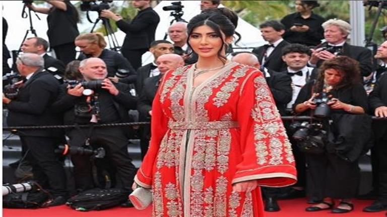 الفنانة المغربية دلال الغزالي تظهر على السجادة الحمراء بمهرجان "كان" السينمائي (صور)