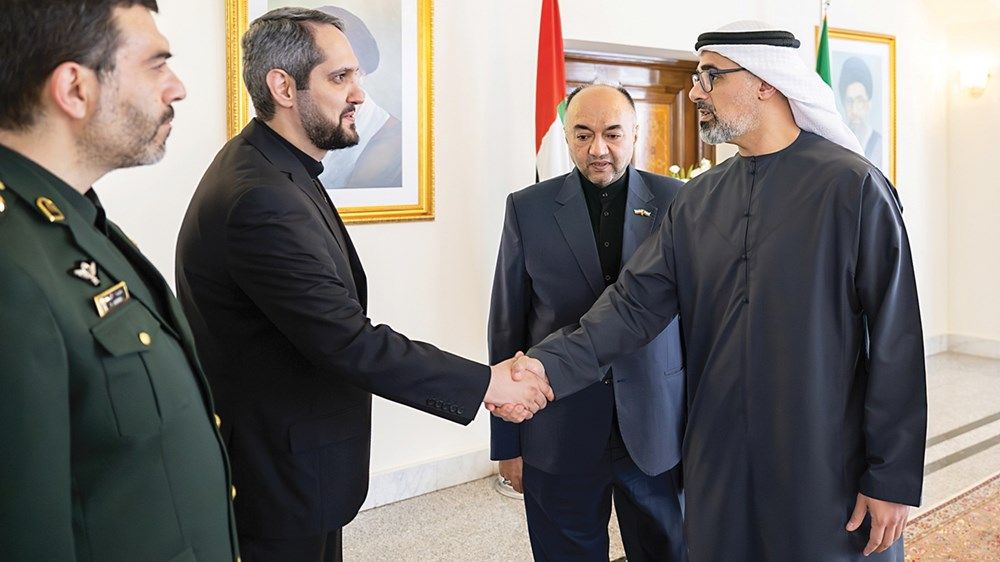خالد بن محمد بن زايد يقدم واجب العزاء في وفاة الرئيس الإيراني ومرافقيه