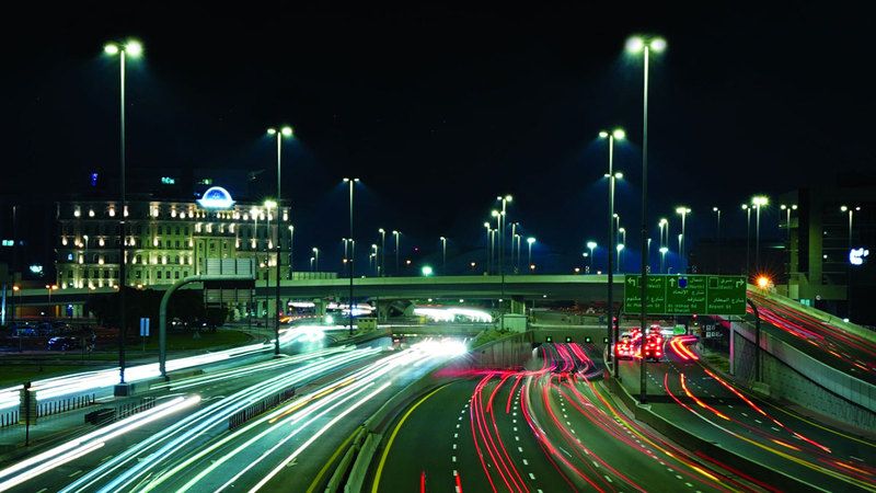 الامارات | تأهيل 900 وحدة إنارة على شارع الشيخ راشد في دبي