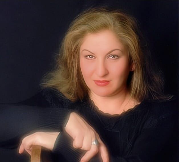 الرسامة والشاعرة مها بيرقدار الخال مكرّمَة في لبنان وحفيدتها نيكول مفاجأة كتابها الجديد