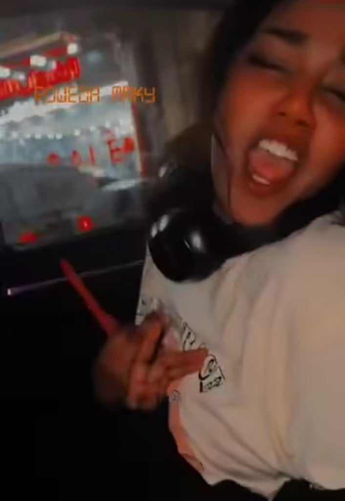 شاهد بالصورة والفيديو.. حسناء سودانية ترقص بشكل هستيري على أنغام الفنانة مروة الدولية داخل سيارة بأحد شوارع القاهرة وساخرون: (فك العرش صعب)