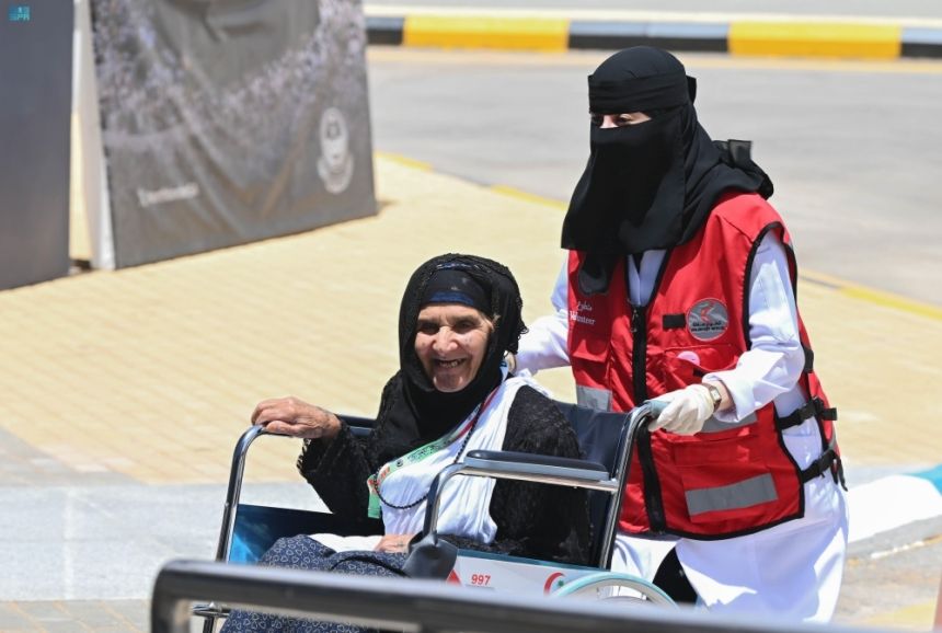 منفذ جديدة عرعر.. 60 متطوعاً ومتطوعة بالهلال الأحمر لخدمة حجاج العراق