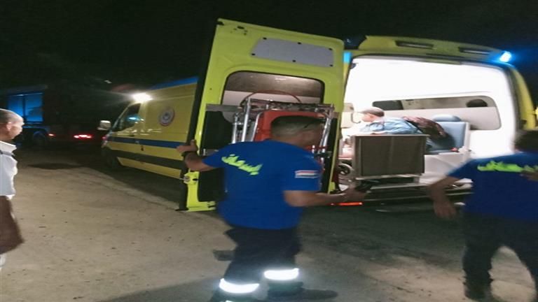 انحدر ومال يمين الطريق.. إصابة 16 عاملًا في انقلاب أتوبيس في السويس (صور)