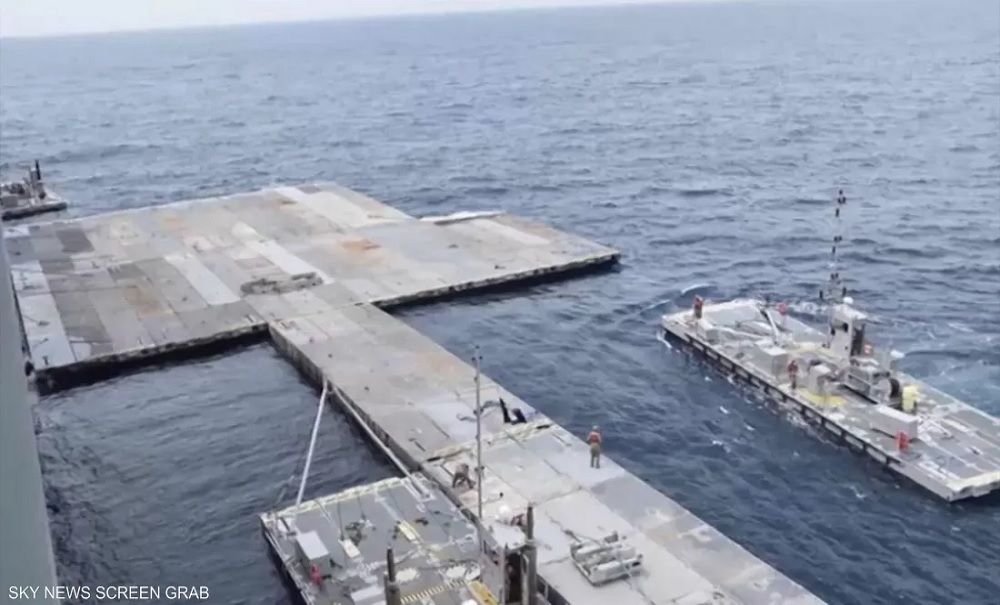 الأمواج تجرف جزءا من الرصيف الأمريكي العائم قبالة غزة