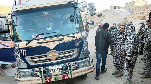 قلق بين اللاجئين السوريين في لبنان خشية «إجراءات جديدة لإقامتهم»