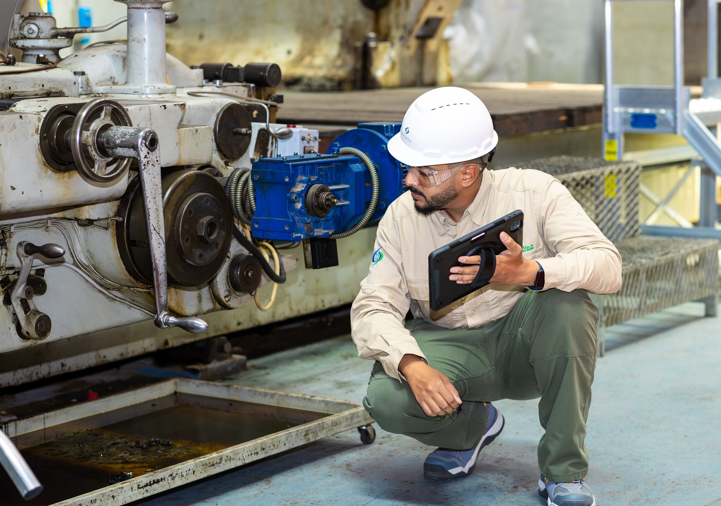 الامارات | هيئة البيئة - أبوظبي تغلق منشأة صناعية عن العمل لمخالفتها القوانين