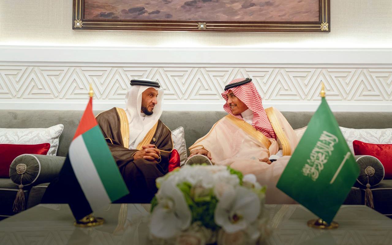 الخليج اليوم .. بحث التعاون الإعلامي بين الإمارات والسعودية والكويت والبحرين وقطر