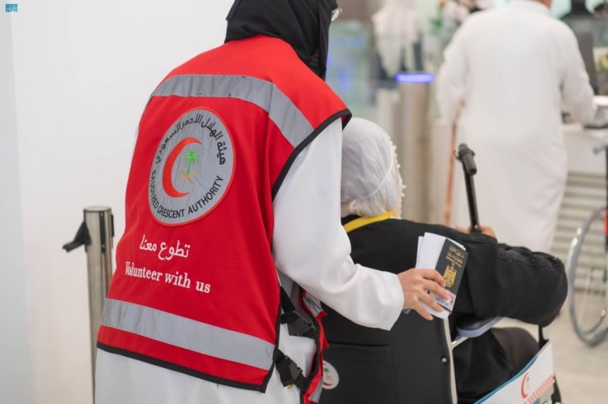 منفذ جديدة عرعر.. 60 متطوعاً ومتطوعة بالهلال الأحمر لخدمة حجاج العراق