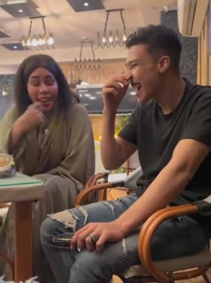 شاهد بالصورة والفيديو.. الناشط المصري المعروف بحبه للغناء السوداني يلتقي بمطربة سودانية ويتغزل فيها وهو يحمل “كيس التمباك” (انتي عاملة زي سفة الصباح) والمطربة تنفجر بالضحكات