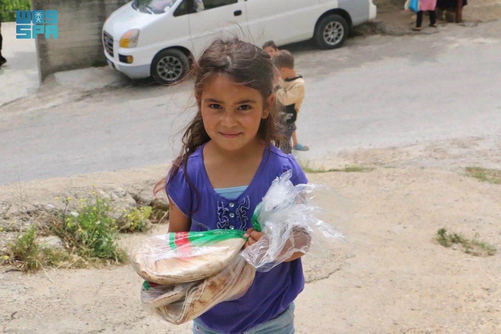 السعودية | مركز الملك سلمان للإغاثة يوزع 150 ألف ربطة خبز للأسر اللاجئة في شمال لبنان خلال الأسبوع الماضي