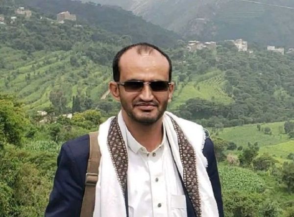 حلق للشعر وتمزيق للثياب - إب..قيادي حوثي يرتكب انتهاكات واسعة بحق طلاب المعهد الزراعي بالعدين