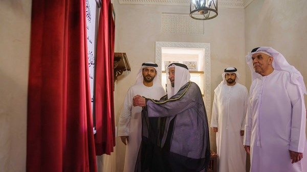 حاكم الشارقة يزور مجلس الحيرة الأدبي