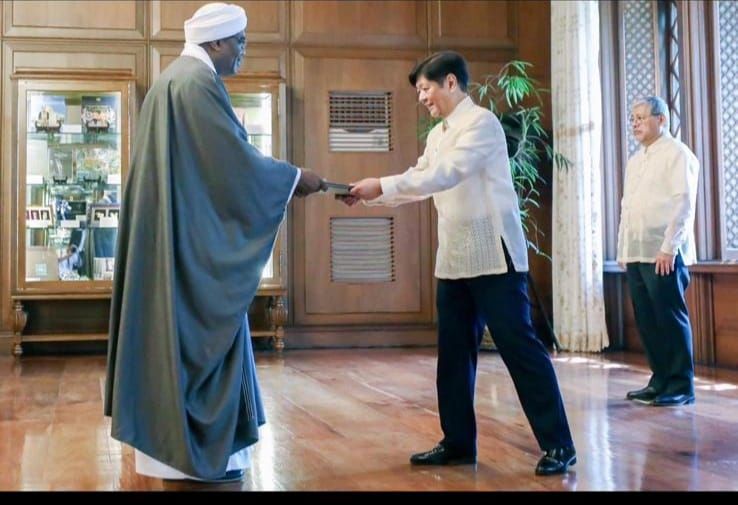 السفير حسن عبد السلام يسلم أوراق اعتماده لرئيس الفلبين