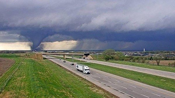 أعاصير قوية تجتاح ولايات أميركية