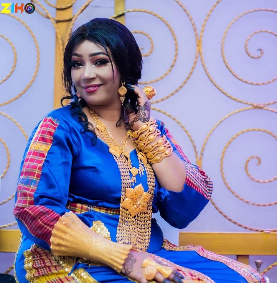 شاهد بالفيديو.. الفنانة وجدان الملازمين تضع أصابعها على فمها وتطلق “صفارة” شبابية داخل الأستوديو على الهواء وتقول: (ما بعرف أدق دلوكة لكن بعرف أرقص وأصفر)