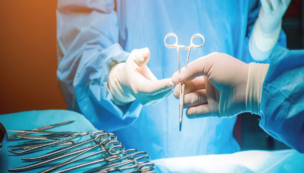 إزالة "سن مطمور" أغلق مجرى تنفس لمريضة بعنيزة