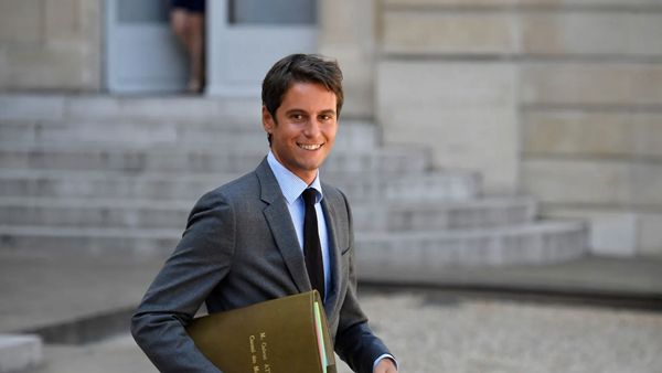 رئيس وزراء فرنسا يكشف عن خطة لخفض إعانات البطالة