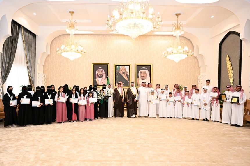 محافظ الطائف يكرم عدد من الطلاب الموهوبين