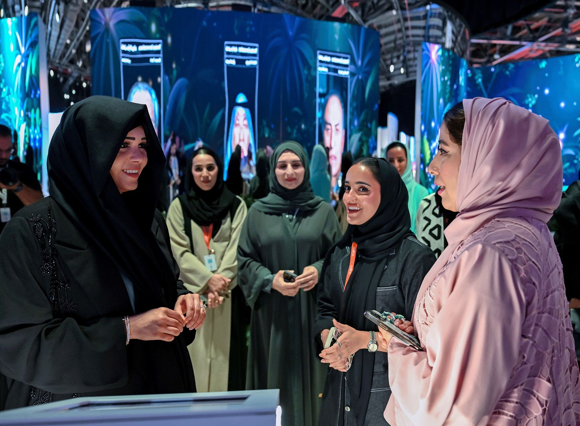 الامارات | لطيفة بنت محمد تطلع على الفعاليات المصاحبة لقمة الإعلام العربي 2024