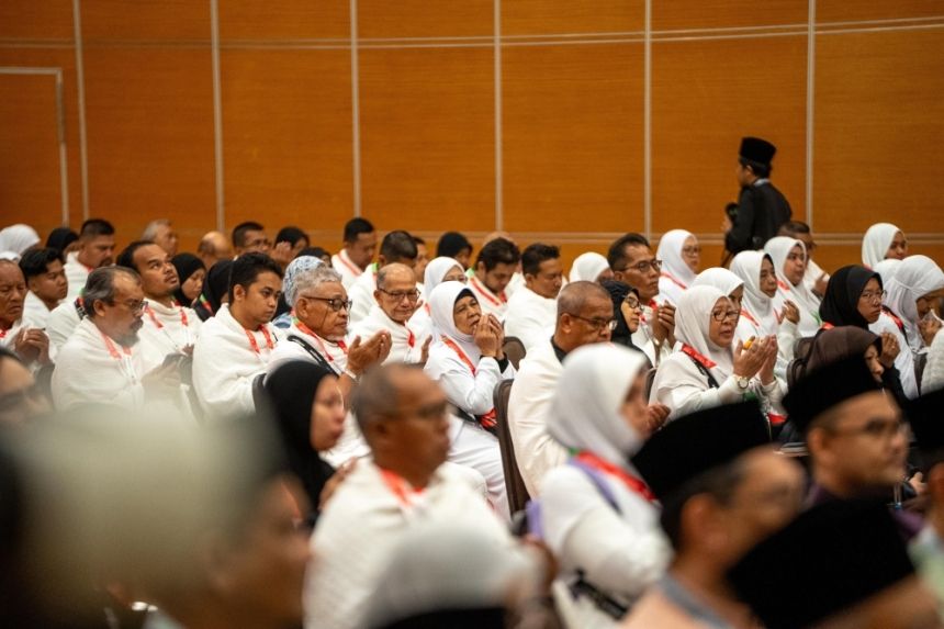 ملك ماليزيا يشهد مراسم توديع الحجاج المستفيدين من مبادرة "طريق مكة"