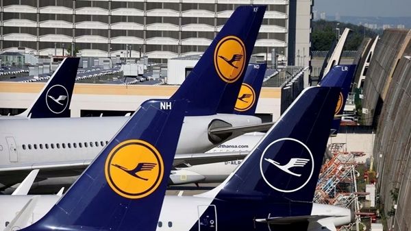 لوفتهانزا تعيد المشروبات المجانية إلى الدرجة الاقتصادية