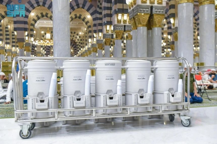 زمزم والرخام والمظلات.. عوامل الراحة والسكينة لضيوف الرحمن بالمسجد النبوي
