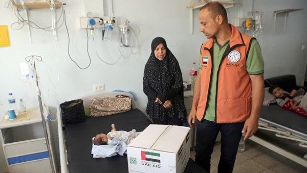«عملية الفارس الشهم 3» تواصل توزيع الطرود الصحية على الأطفال بمستشفى غزة الأوروبي في خانيونس