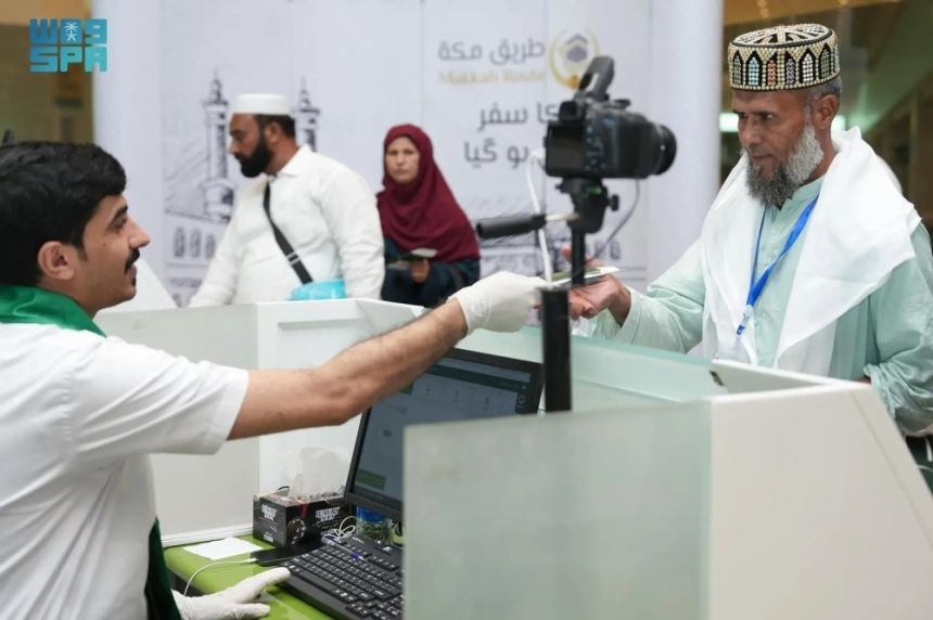 "طريق مكة".. الحجاج الباكستانيون يشيدون بسهولة إنهاء إجراءات السفر