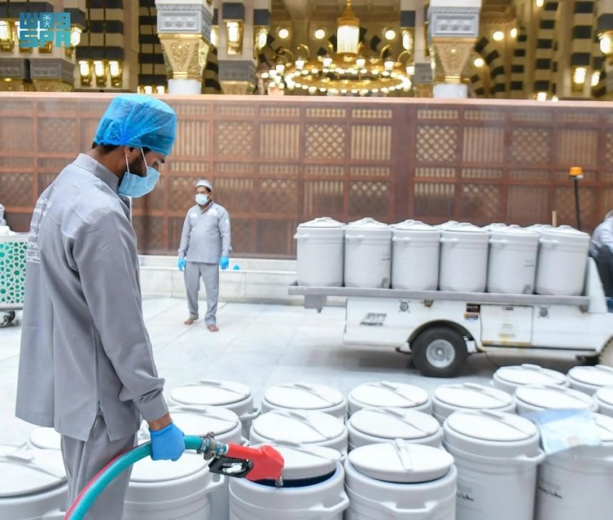 زمزم والرخام والمظلات.. عوامل الراحة والسكينة لضيوف الرحمن بالمسجد النبوي