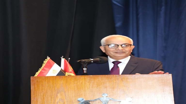 هل سيتم توزيع ورق إجابات الثانوية العامة قبل الامتحان؟.. الوزير يُجيب