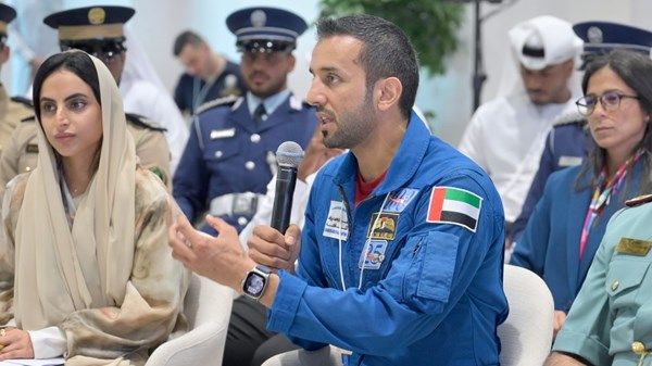 سلطان النيادي يشارك في جلسة نقاشية ضمن معرض "واجهة التعليم"