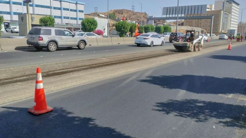 تعزيزًا لسلامة المرور.. تنيفذ أعمال صيانة طريق الطائف/ الرياض