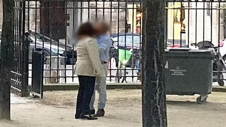 "أنا مسؤولة".. وزيرة مغربية ترد على صورة تقبيلها رجل أعمال أسترالي