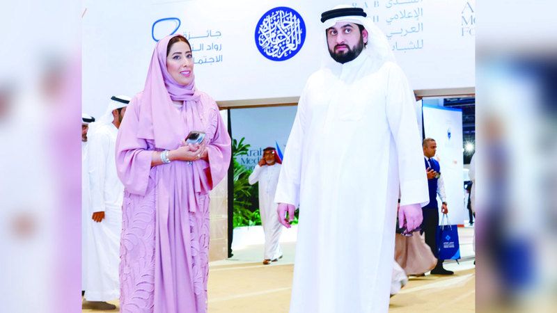 الامارات | أحمد بن محمد يتفقّد الفعاليات المصاحبة لقمة الإعلام العربي