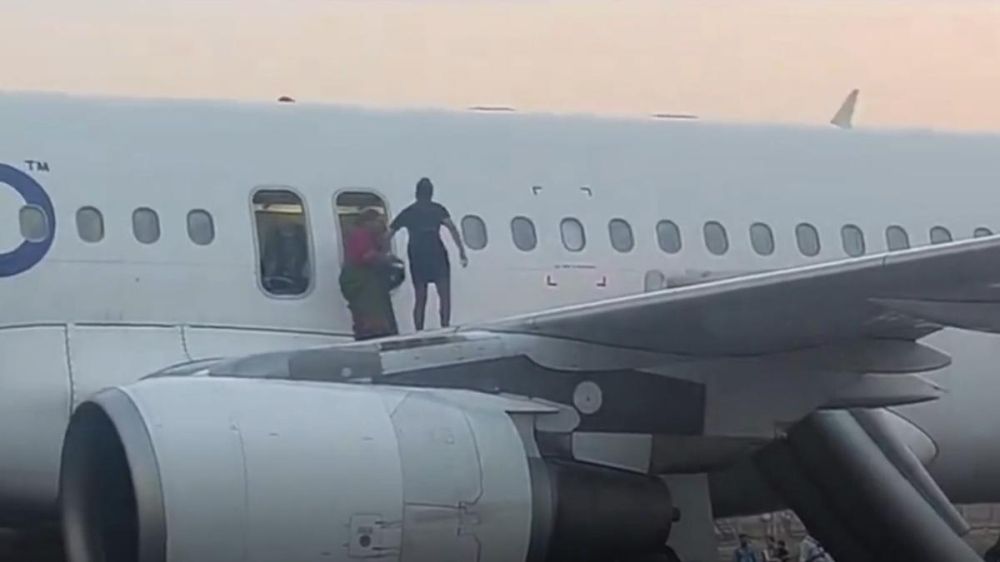 بسبب "ورقة" بالمرحاض.. إخلاء طائرة ركاب في الهند بعد تهديد بتفجيرها