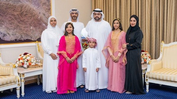 محمد الشرقي يلتقي أسرة فهد خلفان الحساني ويهنئها بالفوز بجائزة "سفير مواقع التواصل"