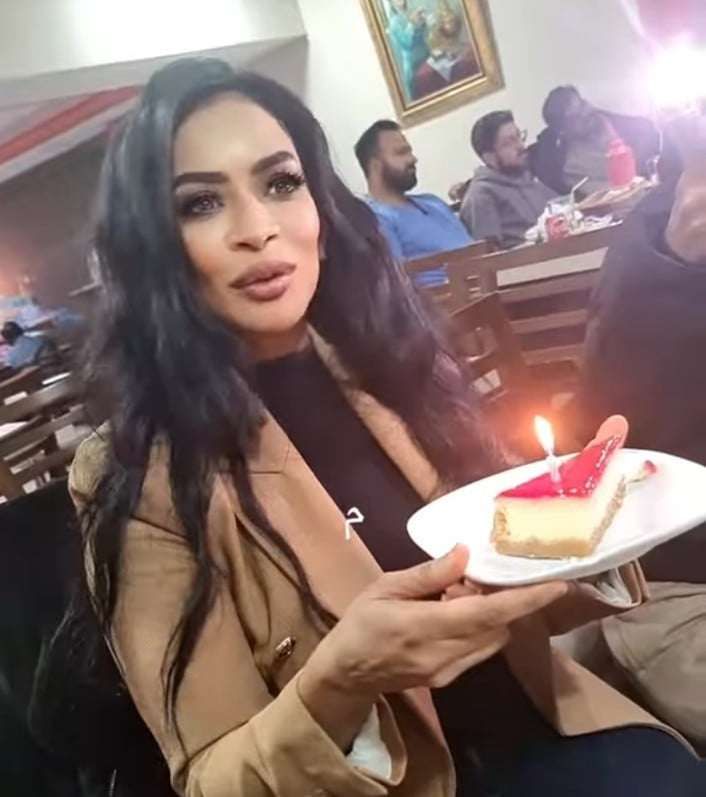 شاهد بالصورة والفيديو.. الفنانة السودانية شروق أبو الناس تحتفل بعيد ميلادها وسط أسرتها