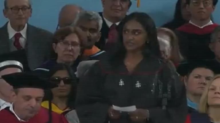 فيديو| "هارفارد.. هل تسمعيننا؟".. خريجة أمريكية تنتقد الجامعة لحرمان 13 طالبًا مؤيدين للفلسطينيين من التخرج