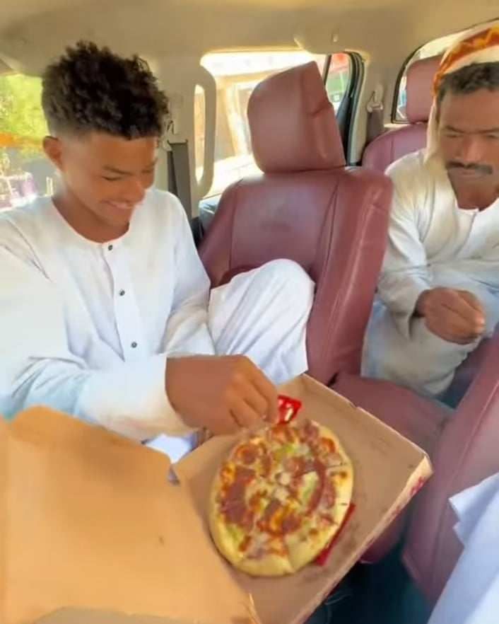 بالصورة والفيديو.. شاهد ردة فعل سوداني حاول أكل “البيتزا” لأول مرة في حياته: (دي قراصة)